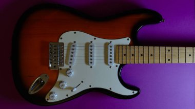 Elektro gitar kapanışı. Mor arkaplan