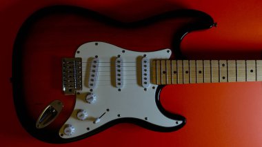 Elektro gitar kapanışı. Kırmızı arkaplan