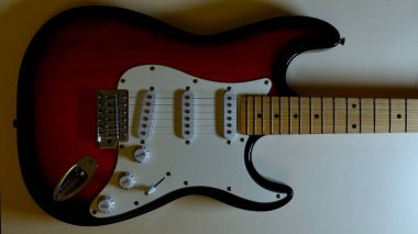 Elektro gitar kapanışı. Beyaz arkaplan 