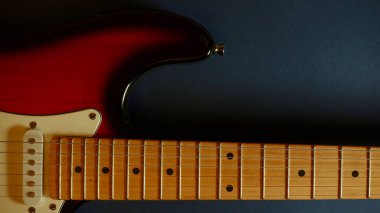 Elektro gitar kapanışı. Koyu bulanık arkaplan