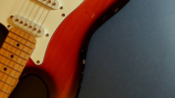 Zbliżenie Gitary Elektrycznej Ciemnoniebieskie Tło — Zdjęcie stockowe