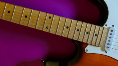 Elektro gitar kapanışı. Mor arkaplan 