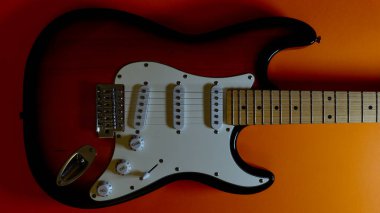 Elektro gitar kapanışı. Turuncu arkaplan 