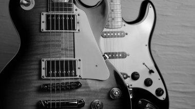 Kopyalama alanı olan iki gitar. siyah ve beyaz