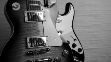 Kopyalama alanı olan iki gitar. siyah ve beyaz