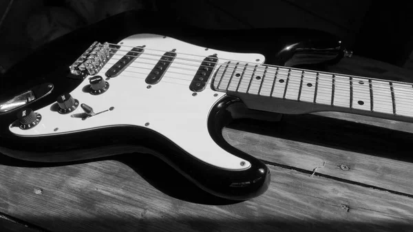 Guitarra Elétrica Closeup Sobre Tábuas Madeira Preto Branco — Fotografia de Stock