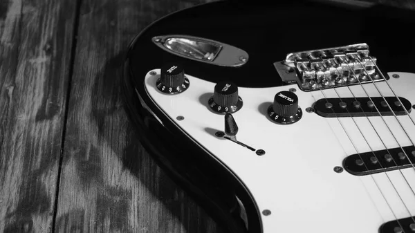 Nahaufnahme Der Gitarre Auf Den Holzbrettern Schwarz Weiß — Stockfoto