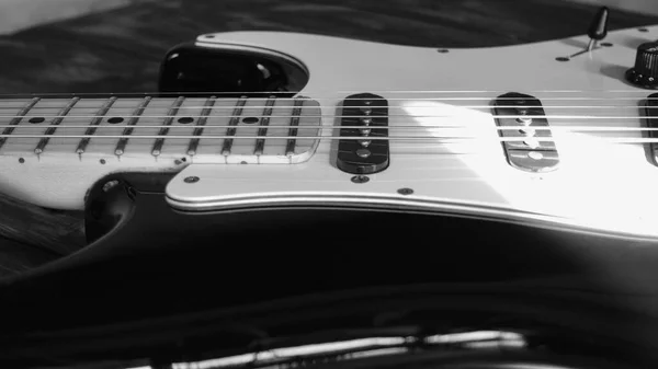 Elektrická Kytara Detailně Dřevěných Prknech Černá Bílá — Stock fotografie