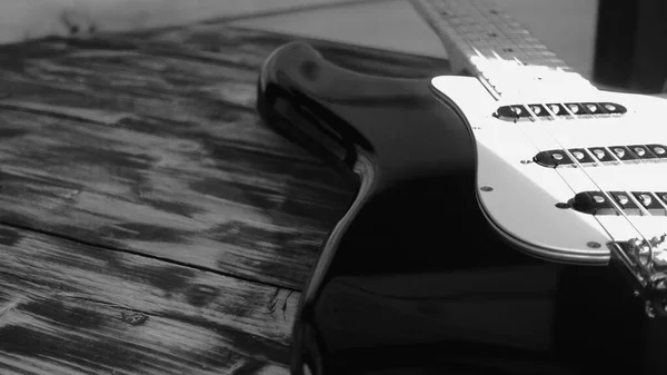 Guitarra Eléctrica Primer Plano Las Tablas Madera Blanco Negro —  Fotos de Stock