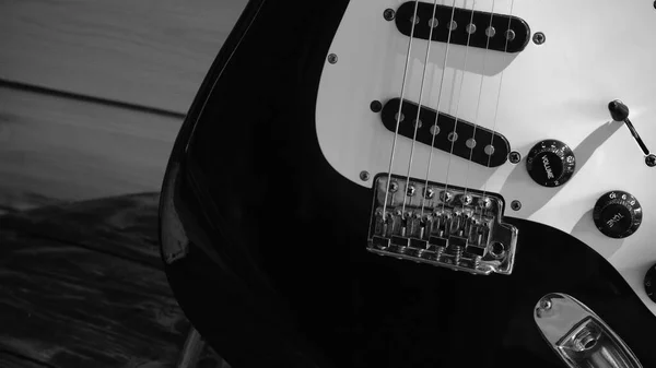 Guitarra Elétrica Closeup Sobre Tábuas Madeira Preto Branco — Fotografia de Stock