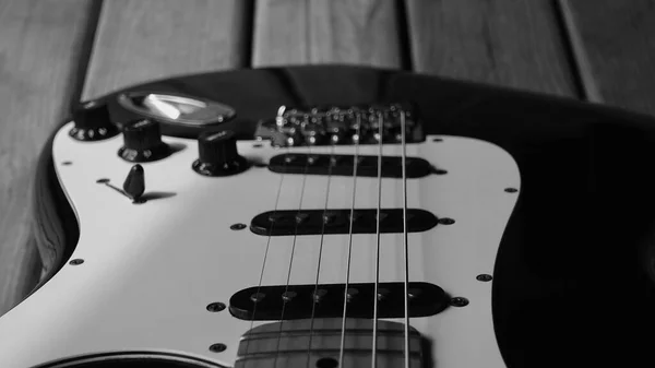 Guitare Électrique Gros Plan Sur Les Planches Bois Noir Blanc — Photo