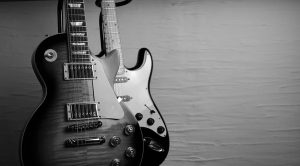 Дві Гітари Крупним Планом Копіювальним Простором Чорно Білий — стокове фото