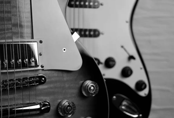 Duas Guitarras Fechadas Com Espaço Cópia Preto Branco — Fotografia de Stock