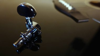 Gitar ve akort mandalı yakın çekim. Renk arkaplanı . 