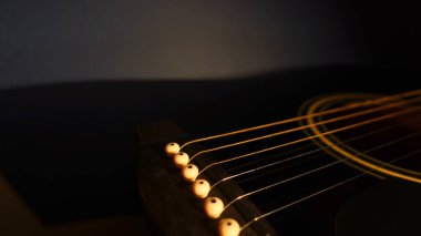 Akustik gitar yakın plan. Koyu arkaplan