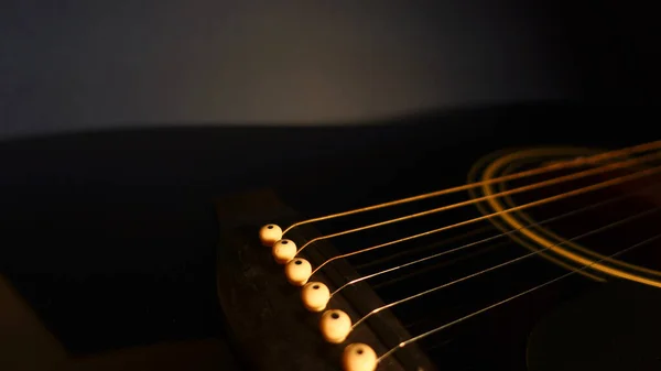 アコースティックギターのクローズアップ 暗い背景 — ストック写真