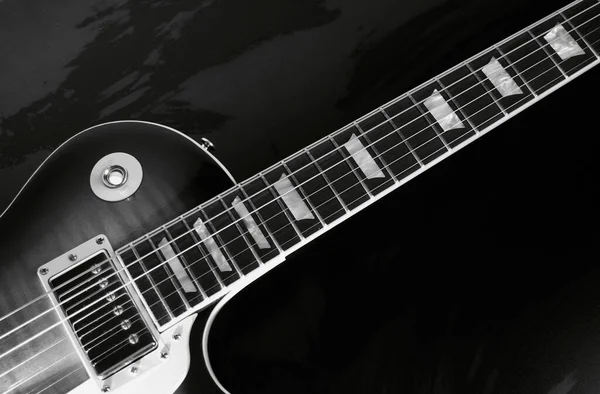 Zbliżenie Gitary Elektrycznej Ciemne Tło — Zdjęcie stockowe