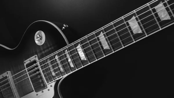 Primer Plano Guitarra Eléctrica Fondo Oscuro Con Espacio Copia —  Fotos de Stock