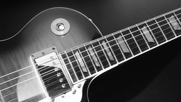Primer Plano Guitarra Eléctrica Fondo Oscuro Con Espacio Copia — Foto de Stock