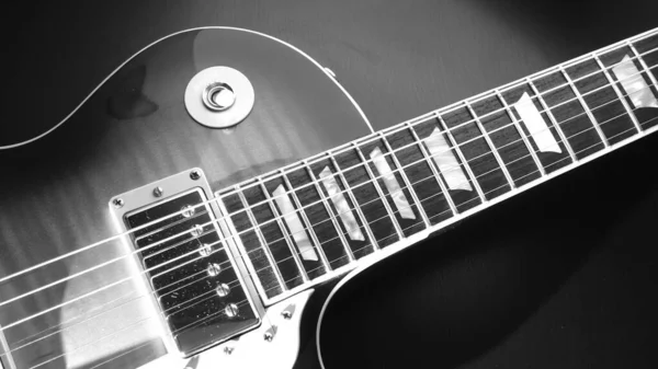 Zbliżenie Gitary Elektrycznej Ciemne Tło Przestrzenią Kopiowania — Zdjęcie stockowe