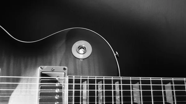 电吉他特写 带有复制空间的黑暗背景 — 图库照片