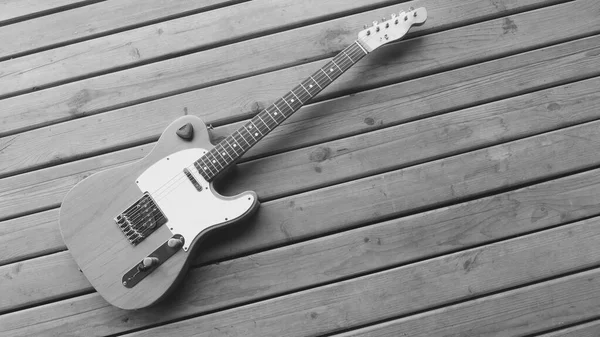 木の板の上のヴィンテージ エレクトリック ギター クローズアップ — ストック写真