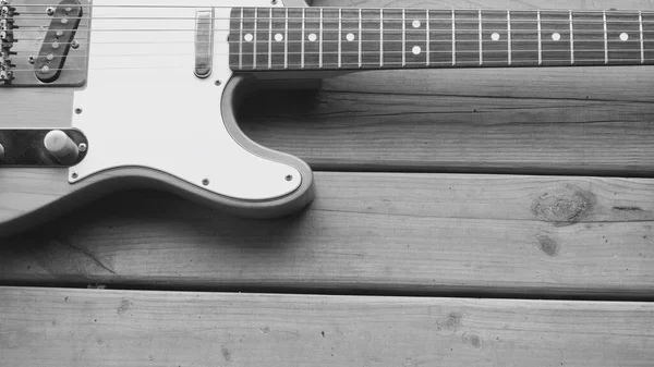 木制木板上的老式电吉他特写 — 图库照片