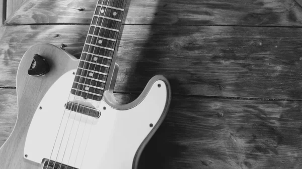 木の板の上のヴィンテージ エレクトリック ギター クローズアップ — ストック写真