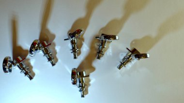   Gitar akortları ve gitar telleri. renk arkaplanı                             