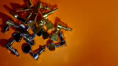   Gitar akortları ve gitar telleri. renk arkaplanı                             
