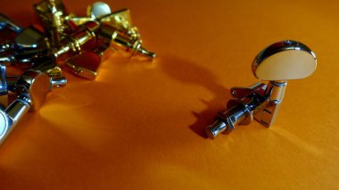 Gitar akortları ve gitar telleri. renk arkaplanı