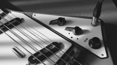 Kopya alanı olan eski bir bas gitar kapanışı. siyah ve beyaz