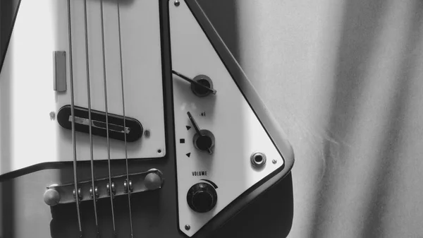 Eski Moda Bas Gitar Güneş Işığında Yakın Plan Siyah Beyaz — Stok fotoğraf