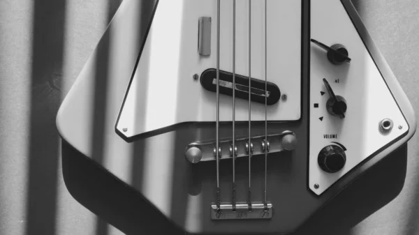 Eski Moda Bas Gitar Güneş Işığında Yakın Plan Siyah Beyaz — Stok fotoğraf