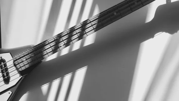 Alte Vintage Bassgitarre Nahaufnahme Sonnenlicht Schwarz Weiß — Stockfoto