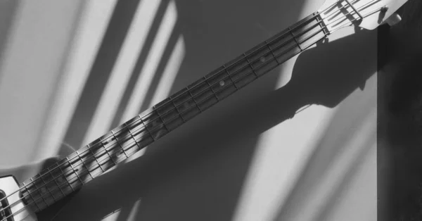 빈티지 베이스 기타는 햇빛에 감춘다 — 스톡 사진