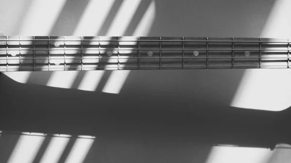 Stare Vintage Gitara Basowa Zbliżenie Świetle Słonecznym Czarno Białe — Zdjęcie stockowe
