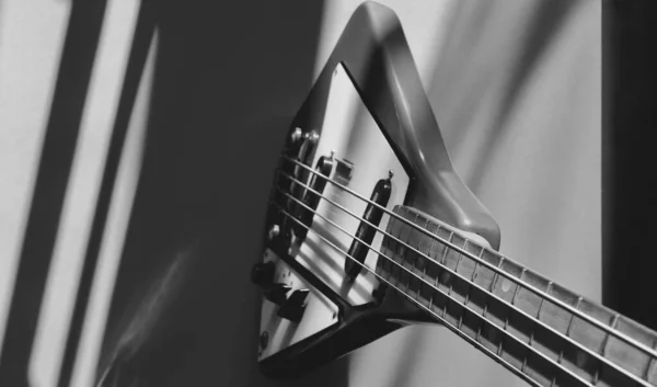 Kopya Alanı Olan Eski Bir Bas Gitar Kapanışı Siyah Beyaz — Stok fotoğraf