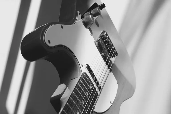 Velho Vintage Baixo Guitarra Close Com Espaço Cópia Preto Branco — Fotografia de Stock