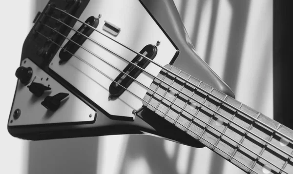 Alte Vintage Bassgitarre Nahaufnahme Mit Kopierraum Schwarz Weiß — Stockfoto