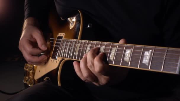 Κιθαρίστας Παίζει Κιθάρα Στο Στούντιο Σκούρο Φόντο — Αρχείο Βίντεο