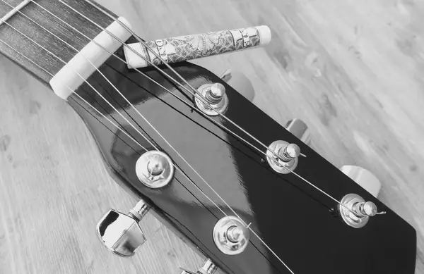 Gitarr Headstock Närbild Och Sedel Rullade Upp Med Kopieringsutrymme Svart — Stockfoto