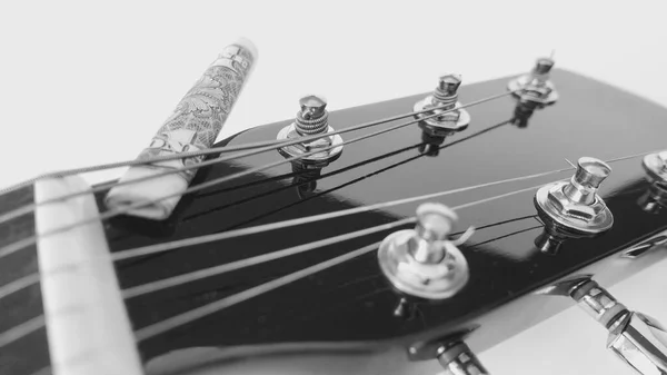 Guitar Headstock Closeup Banknote Rolled Copy Space Black White — Stock Photo, Image