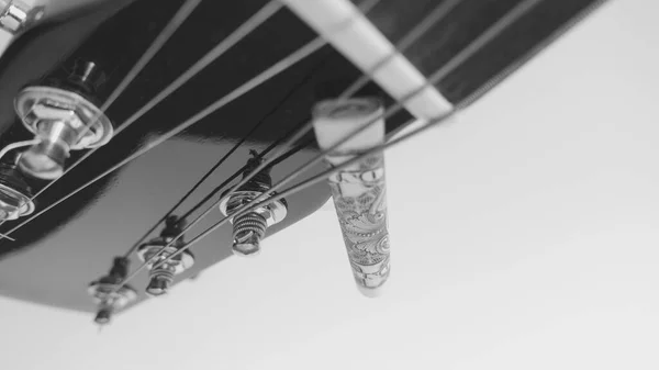 Kytara Headstock Detailní Bankovky Srolované Kopírovacím Prostorem Černá Bílá — Stock fotografie