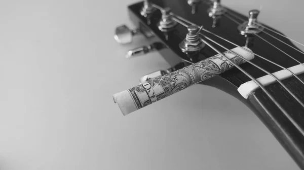 Kytara Headstock Detailní Bankovky Srolované Kopírovacím Prostorem Černá Bílá — Stock fotografie