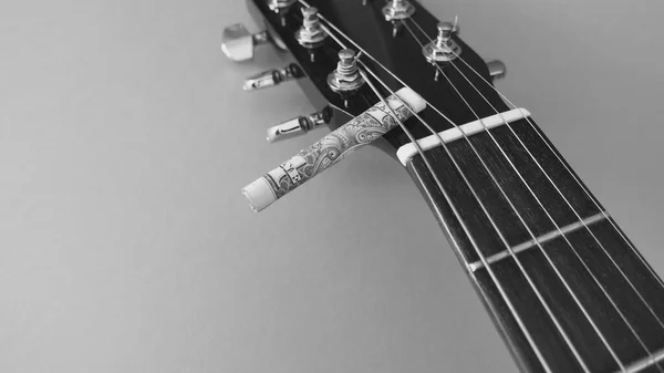 Gitara Headstock Zbliżenie Banknot Zwinięty Miejsca Kopiowania Czarno Białe — Zdjęcie stockowe