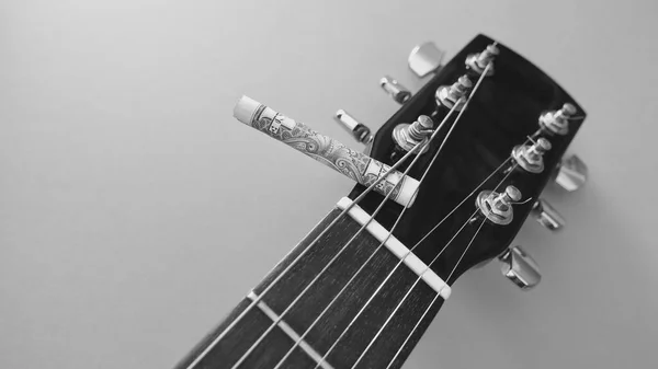 Guitar Headstock Closeup Banknote Rolled Copy Space Black White — Stock Photo, Image