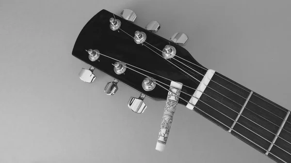 Nahaufnahme Von Gitarrenkopfstock Und Geldschein Mit Kopierraum Zusammengerollt Schwarz Weiß — Stockfoto