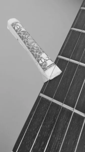 Gitarr Headstock Närbild Och Sedel Rullade Upp Med Kopieringsutrymme Svart — Stockfoto