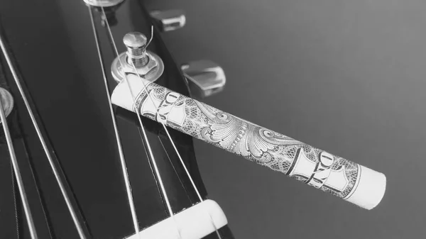 Gitarr Headstock Närbild Och Sedel Rullade Upp Med Kopieringsutrymme Svart — Stockfoto